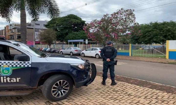 Alegando ser sua casa, homem é preso ao invandir residência e deitar ao lado de piscina em Chapadão do Sul