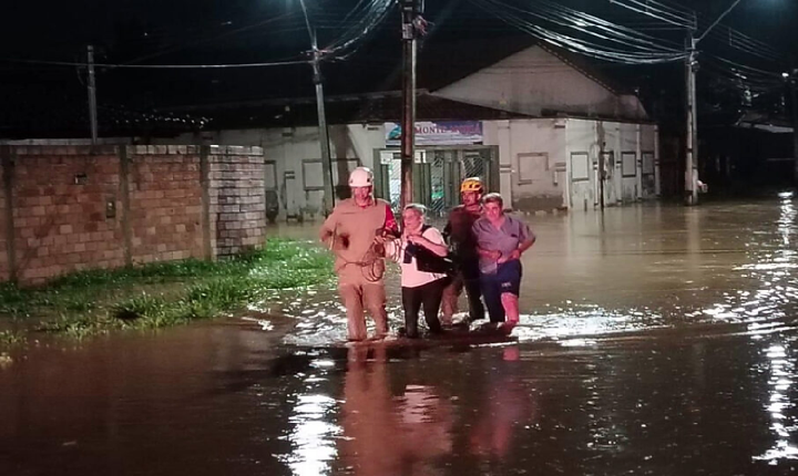 Bombeiros resgatam 8 pessoas de alagamento após chuva em Goiânia