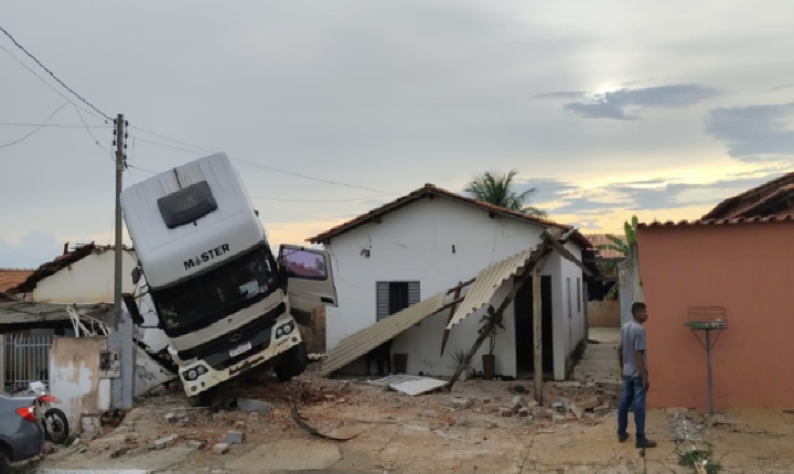 Caminhão desgovernado invade e destrói casa em Mineiros