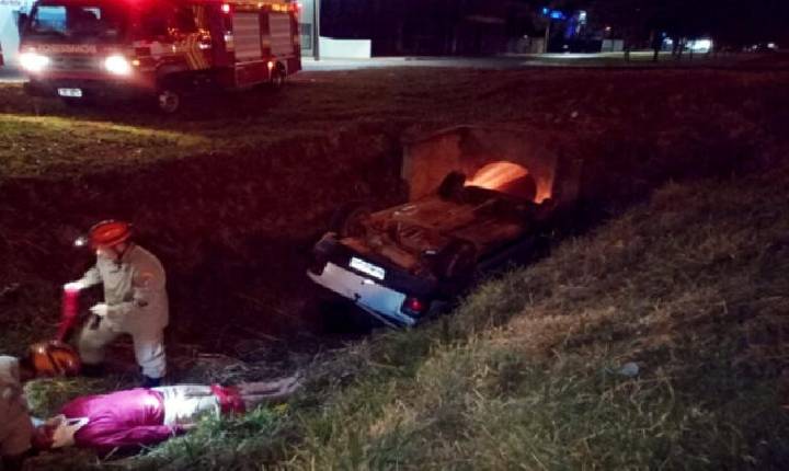 Duas pessoas ficaram feridas em capotamento na Rua Brasil.