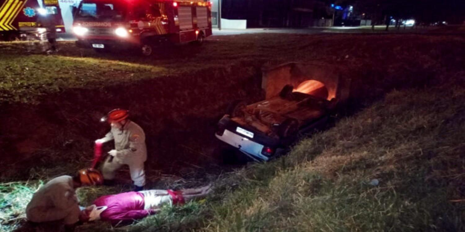 Duas pessoas ficaram feridas em capotamento na Rua Brasil.