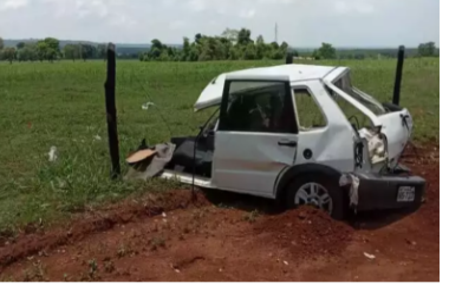 Três adultos e um bebê ficam feridos em acidente entre carro e caminhão, em  Itumbiara