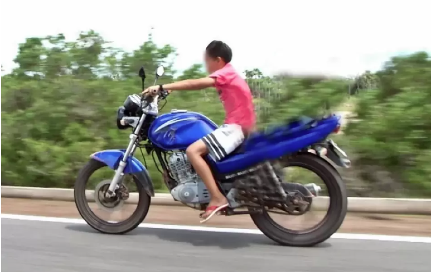 Pai é autuado em Chapadão do Céu (GO) por entregar motocicleta para o filho menor de idade