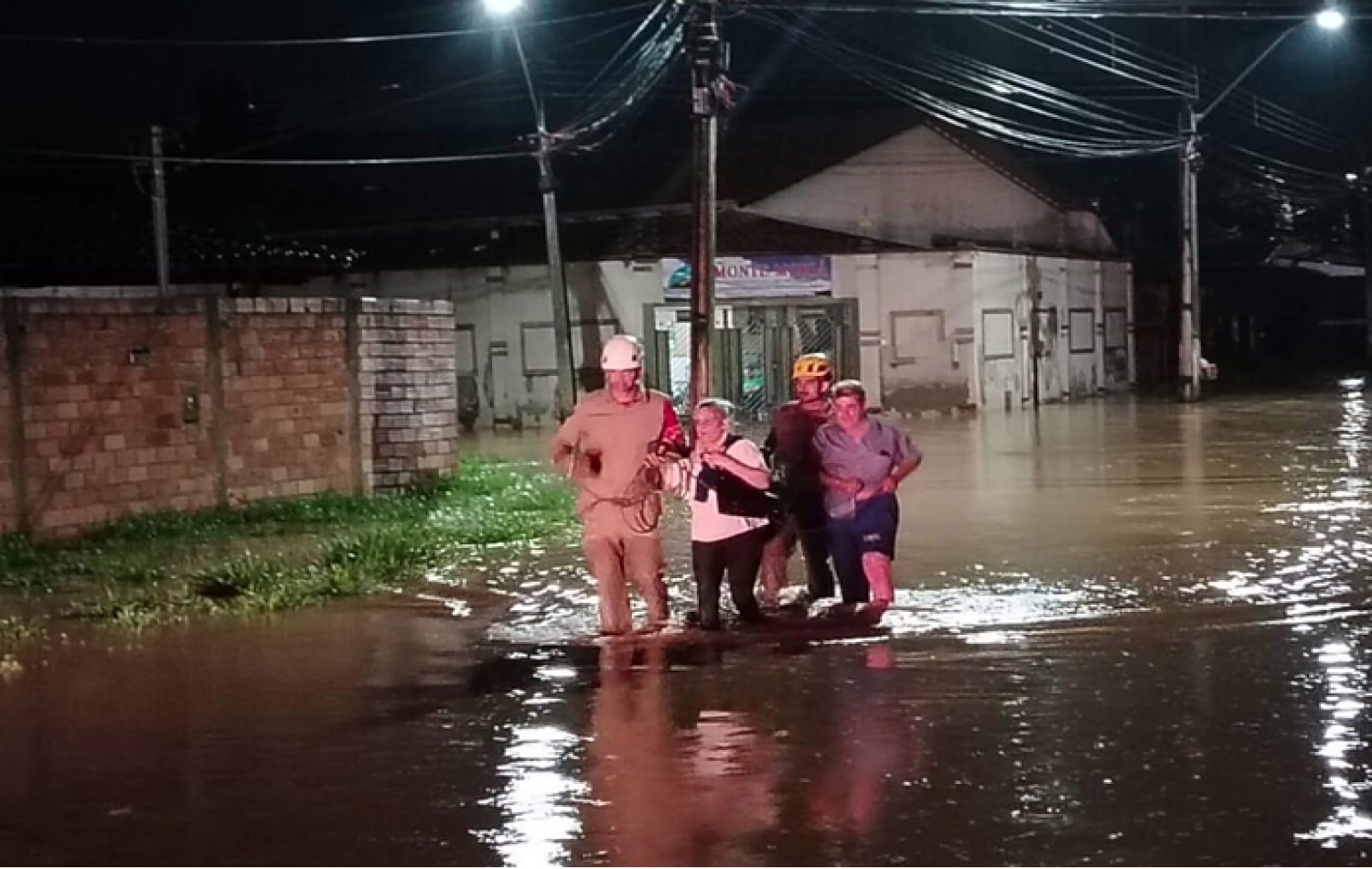 Bombeiros resgatam 8 pessoas de alagamento após chuva em Goiânia