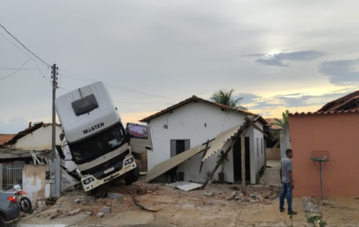 Caminhão desgovernado invade e destrói casa em Mineiros